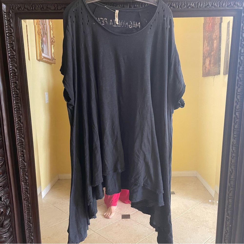 💗💗Magnolia Pearl Asymmetrical Jett Tee in Black